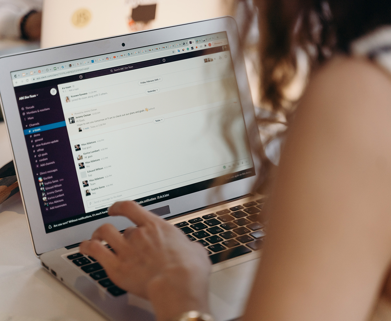 Read more about the article 8 Benefits of Implementing a WebChat on your Website